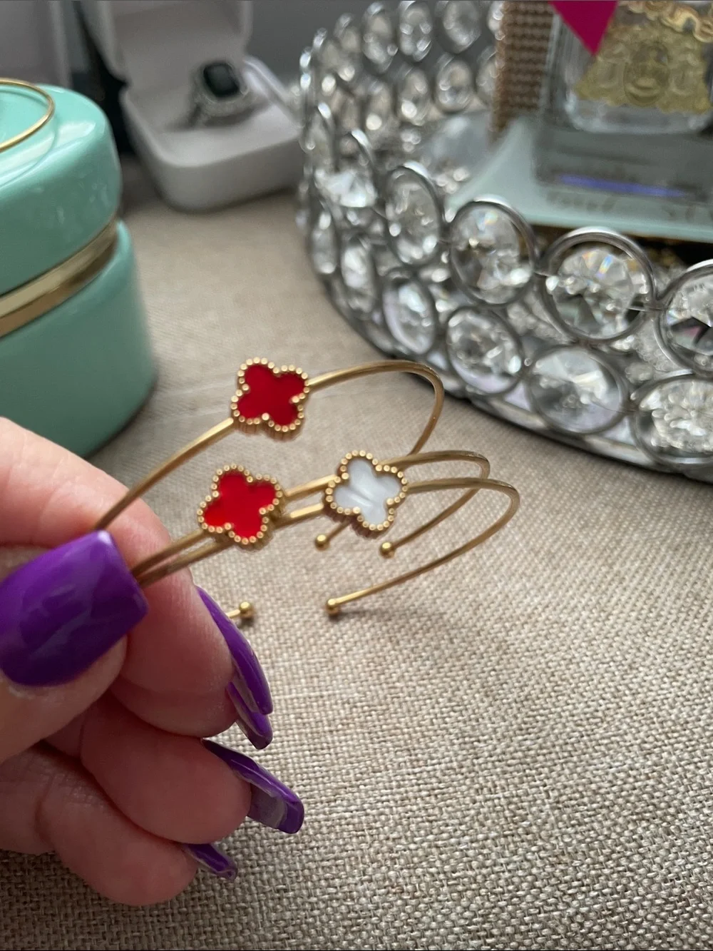 ✨Gold Clover Bangle Bracelet with Red and White Enamel Accents✨Preloved (3)